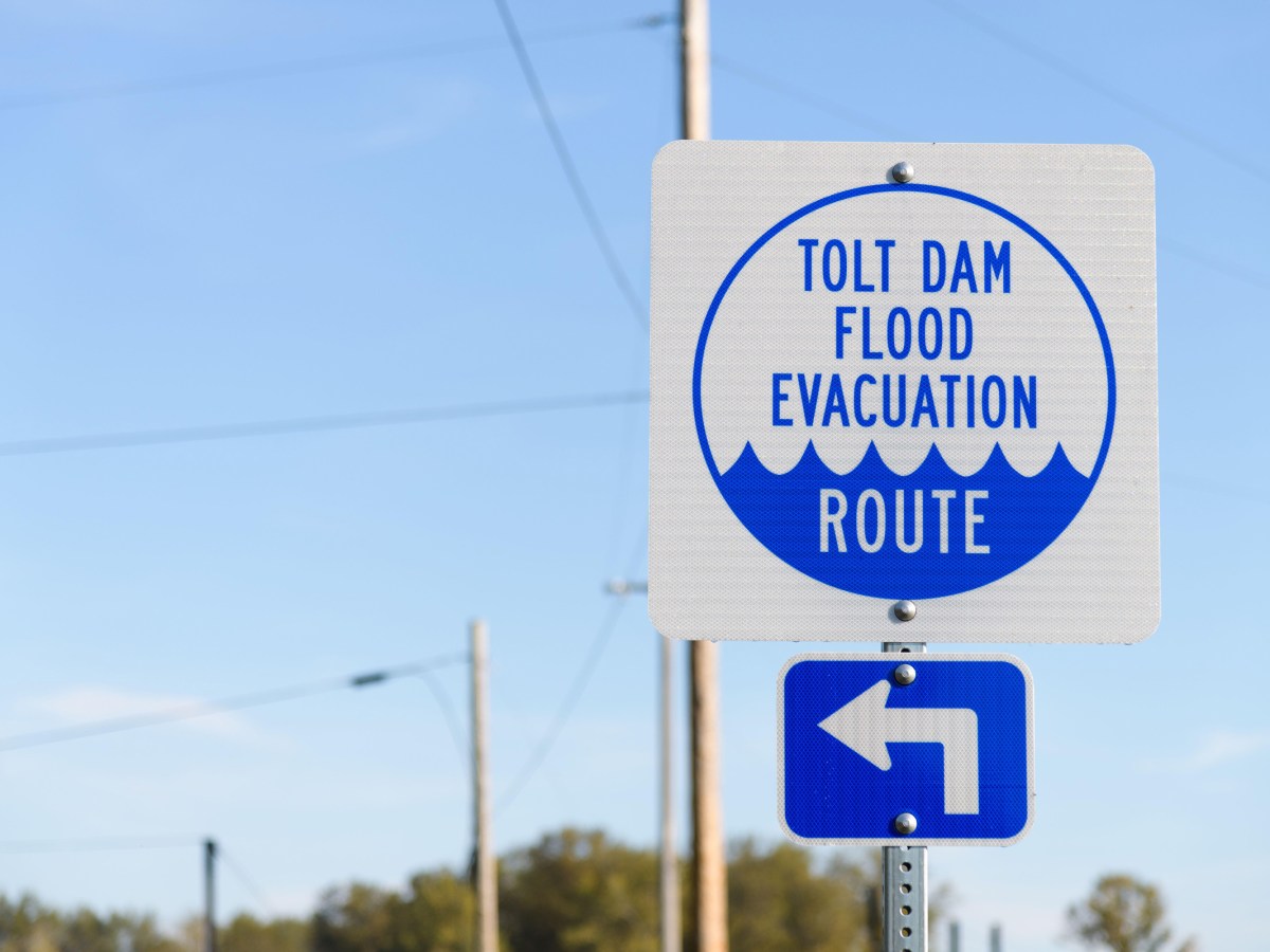 Sign with direction arrow for Tolt Dam Flood Evacuation Route in Carnation.