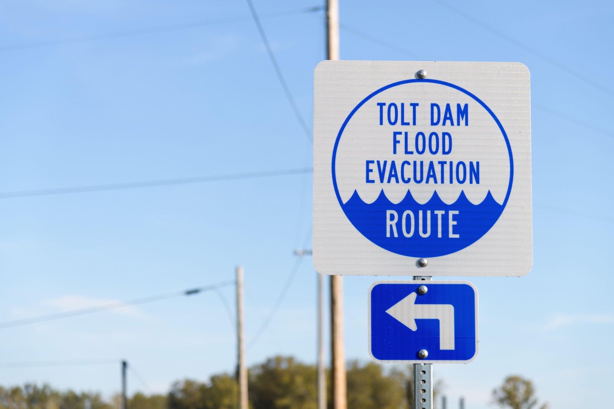 Sign with direction arrow for Tolt Dam Flood Evacuation Route in Carnation.