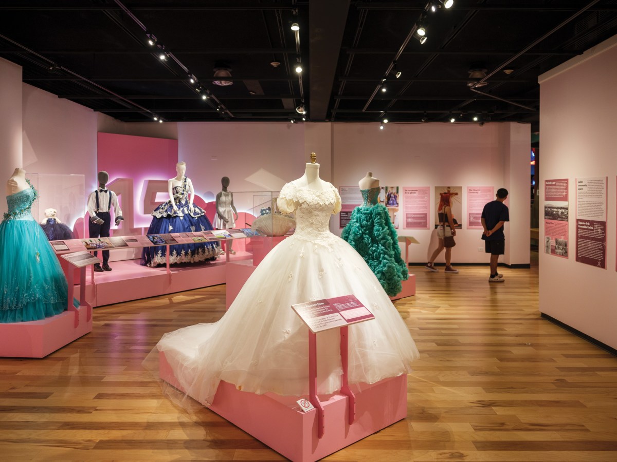 Los visitantes al Museo del Valle de Yakima disfrutan de la exposicíon de quinceñeras en Yakima, Washington.