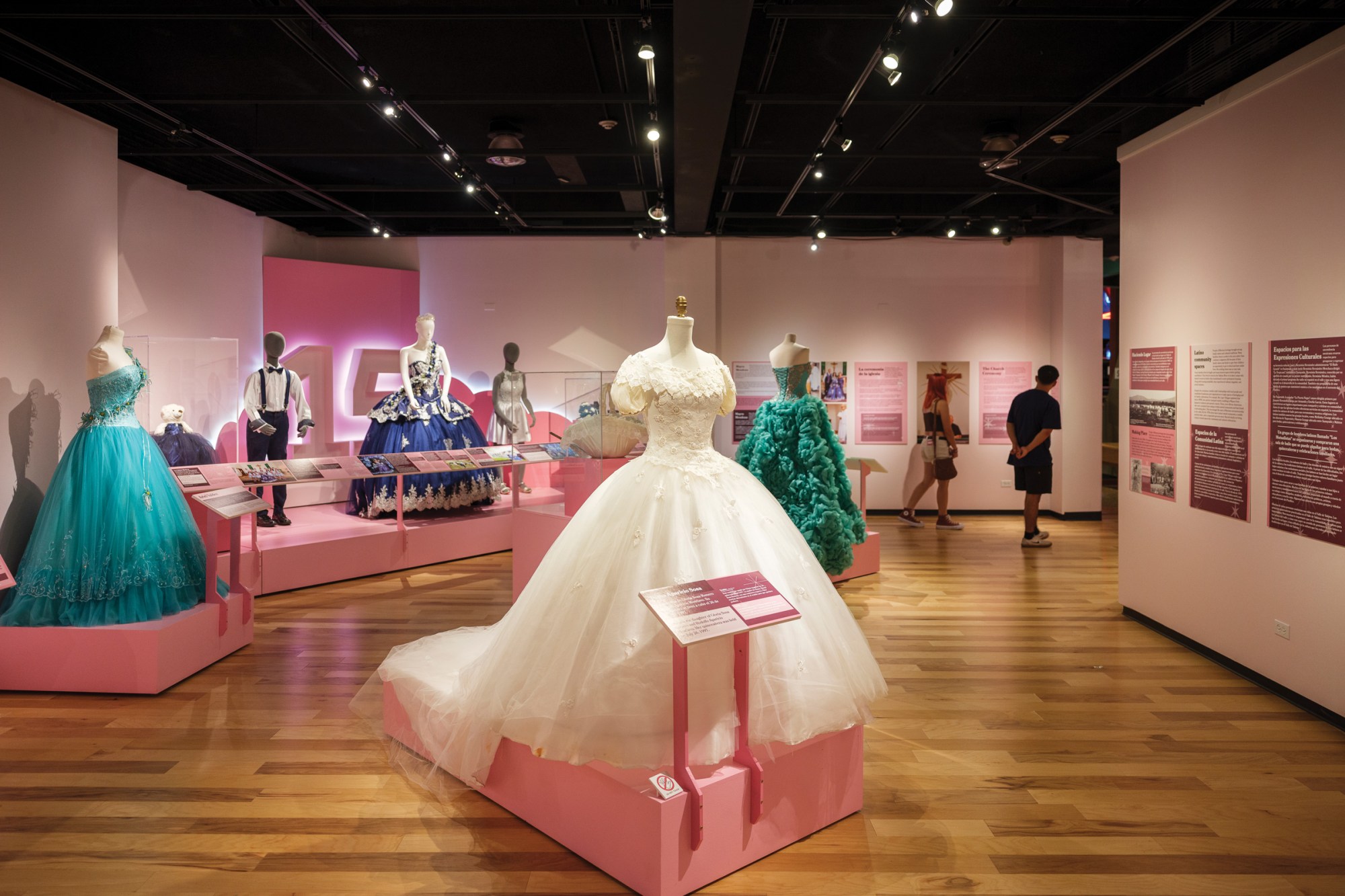 Los visitantes al Museo del Valle de Yakima disfrutan de la exposicíon de quinceñeras en Yakima, Washington.