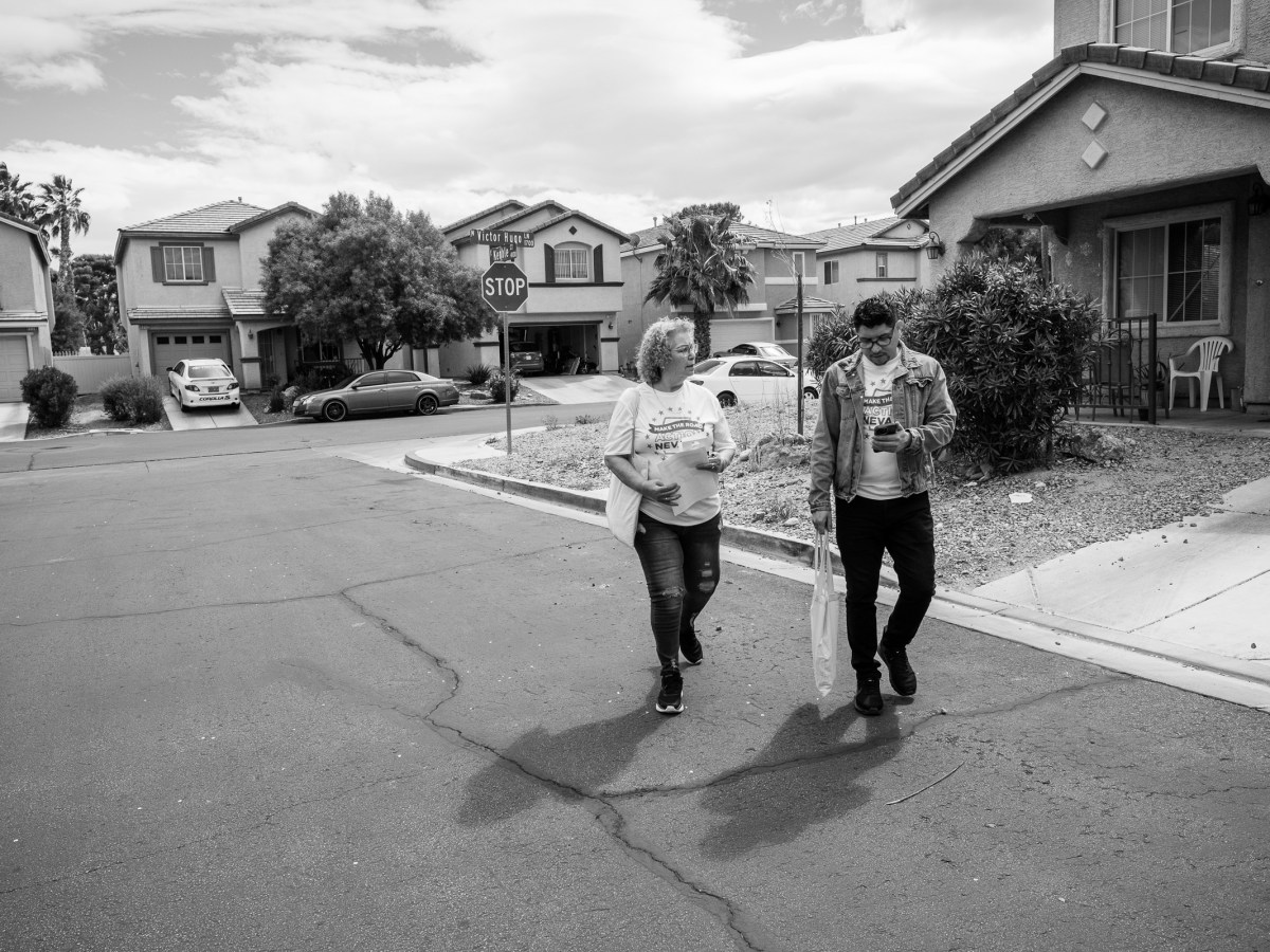 LaLo Montoya, director de participación cívica de Make the Road Nevada, hace campaña con un voluntario en un barrio del lado este de Las Vegas, Nevada, el pasado marzo.